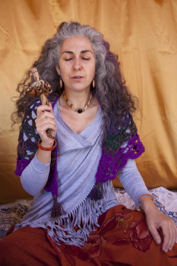 Elonia cantando ícaros con la sonaja