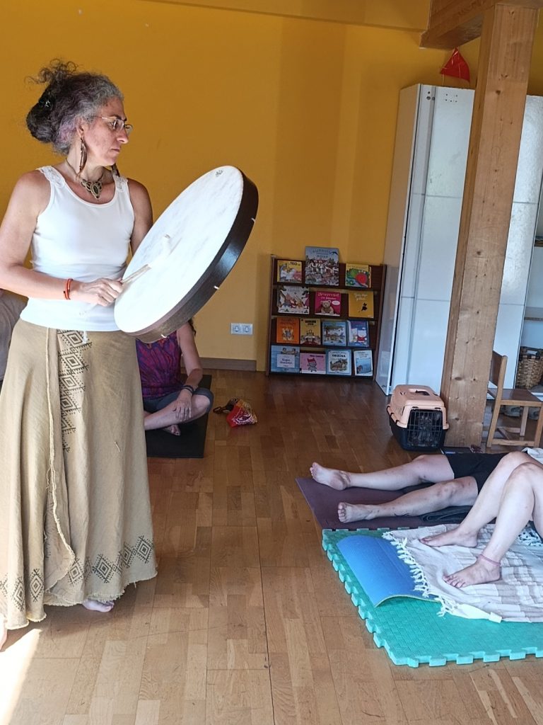 Elonia guiando un viaje chamánico con el tambor