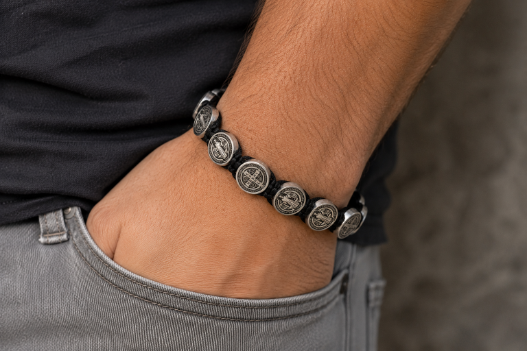 pulsera san Benito negra