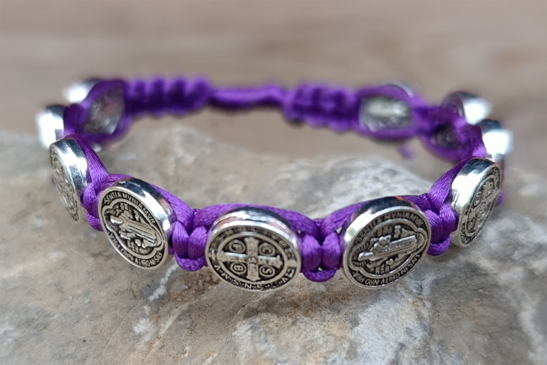 pulsera san Benito violeta